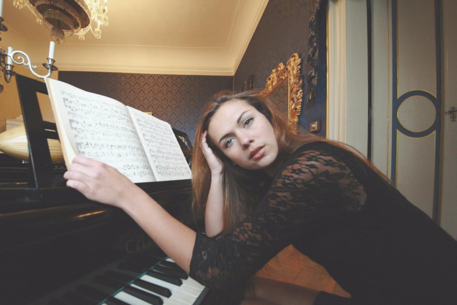 Partition musicale annotée avec des notes créatives et des accords colorés