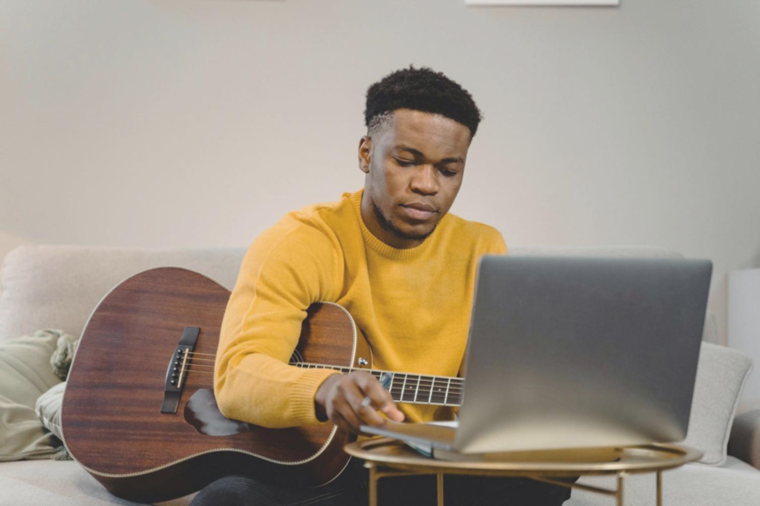 Musicien travaillant sur la composition